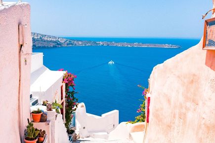 Steile Treppe und Häuser am Berghang in Mykonos