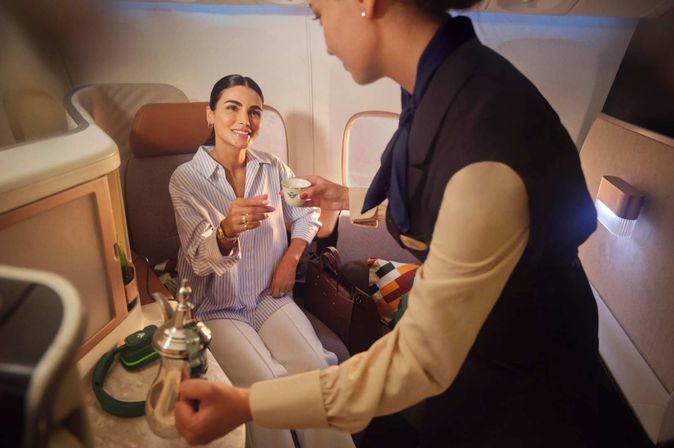 Getränkeservice für eine Passagierin in der Saudia Business Class