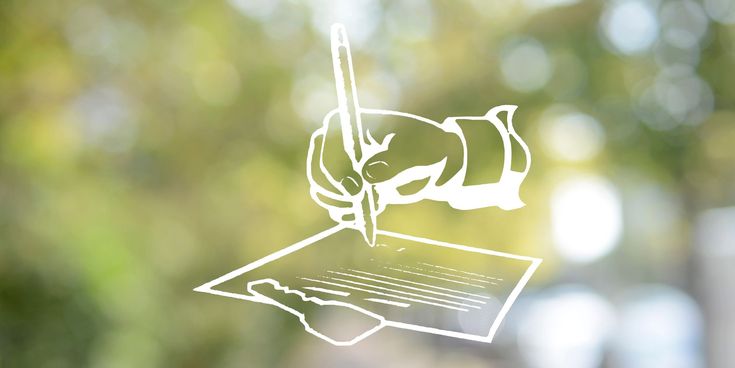 Grafische Darstellung einer schreibenden Hand mit Stift auf einem Dokument, vor unscharfem Hintergrund mit grün-goldenen Farbtönen.