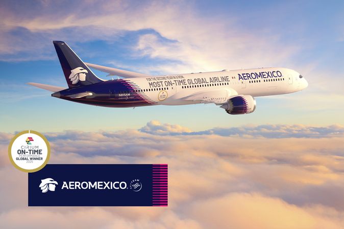 Aeromexico-Flugzeug im Flug über den Wolken mit Cirium-Auszeichnung als pünktlichste Airline weltweit
