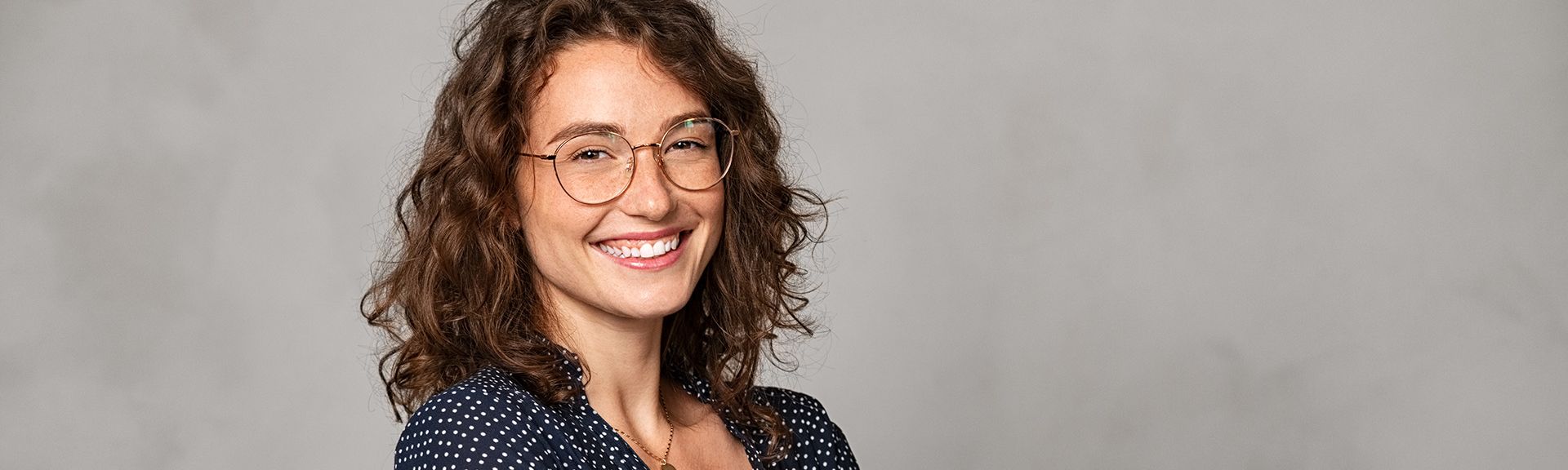 Lachende Frau mit Brille