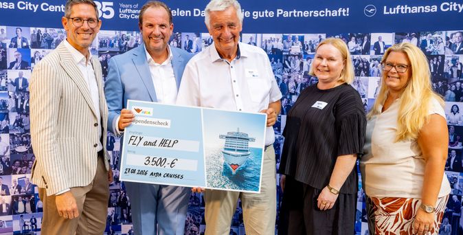Gruppenbild in Frankfurt: Manager vom Lufthansa City Center Reisebüroverbund und Gäste der Branche