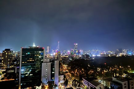 Blick über Ho Chi Minh City bei Nacht