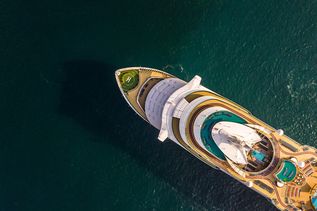Kreuzfahrtschiff von oben