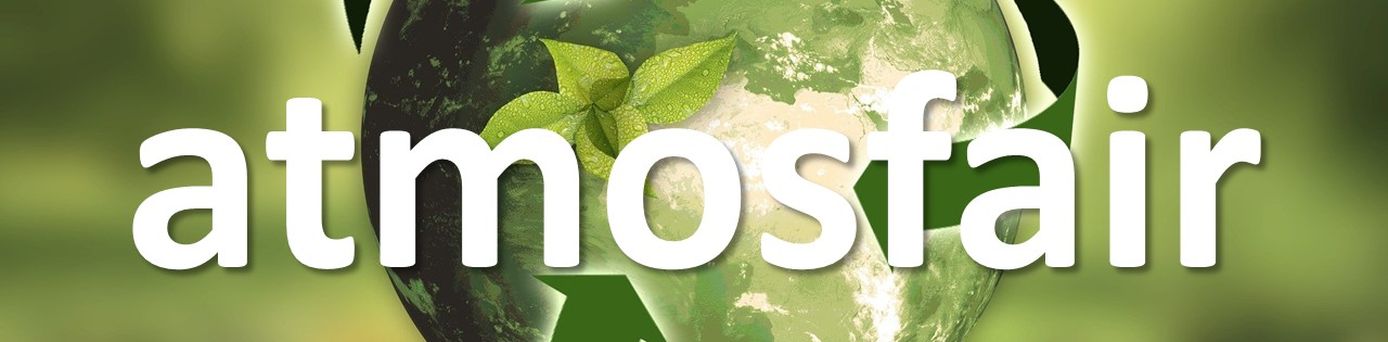Grüne Erde mit Recycling-Pfeilen und Blattmotiv, darüber der Schriftzug ‚atmosfair‘ – Symbol für Klimaschutz und CO₂-Kompensation im Reisen.