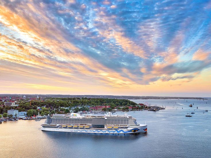 AIDAprima vor Kiel (Sonnenuntergang)