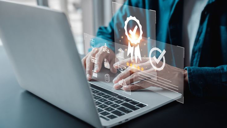 Laptop mit verschiedenen digitalen Symbolen und Zeichen