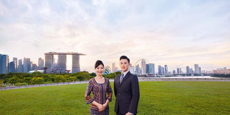 Singapore Airlines Crew und Panoramablick auf Singapur