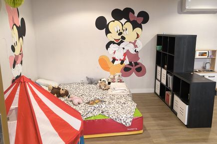 Spielzimmer für Kinder mit Micky und Minnie Maus