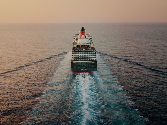 Queen Victoria auf See (Sonnenuntergang)