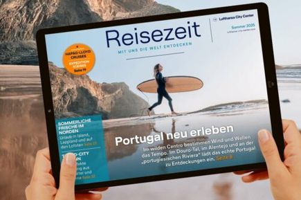 Person hält ein Tablet mit dem digitalen Reisemagazin ‚Reisezeit – Mit uns die Welt entdecken‘, Sommerausgabe 2025 von Lufthansa City Center, Titelthema: ‚Portugal neu erleben‘.
