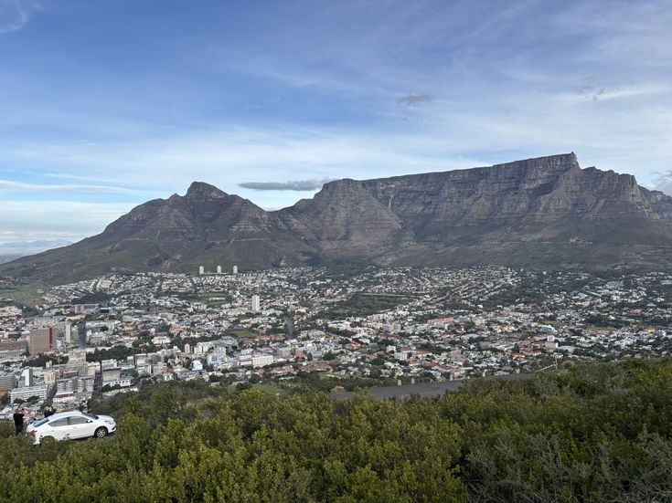 Panoramablick vom Signal Hill auf Kapstadt und den markanten Tafelberg unter blauem Himmel.