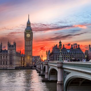 Blick auf den Big Ben von der gegenüberliegenden Seite der Themse bei Sonnenuntergang