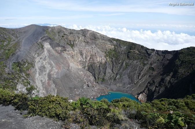 Costa Rica Krater mit kleinem See inmitten hoher Felswände