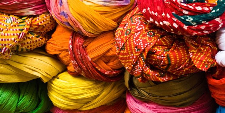 Bunte Schals in Rajasthan in Indien