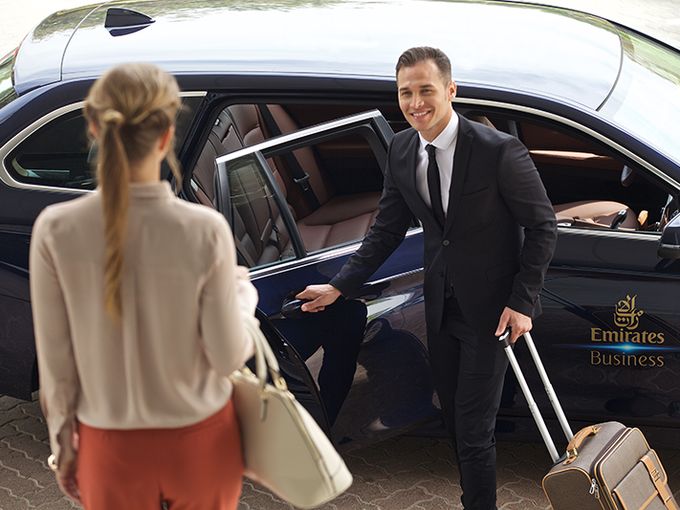 Emirates Chauffeur Drive Service Fahrer und Gast vor schwarzer Limousine