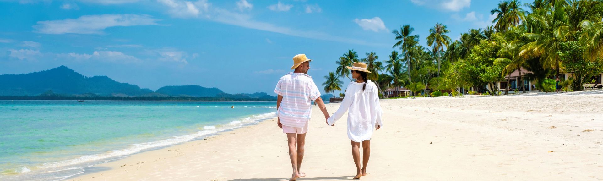 Paar-auf-einer-Schaukel-am-Strand-schaut-auf-das-Meer