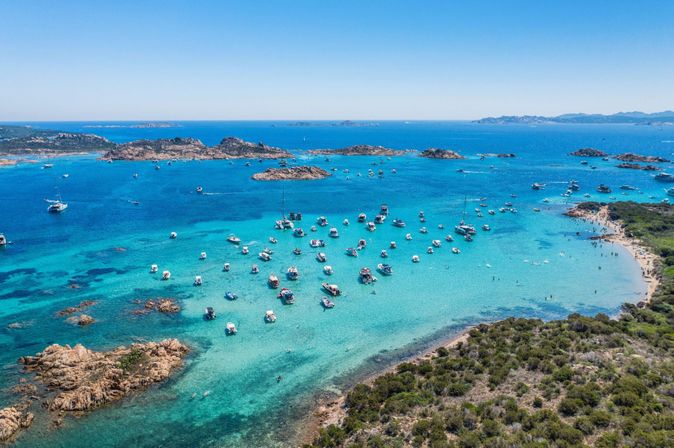 Türkisblaues Meer am Strand von Sardinien