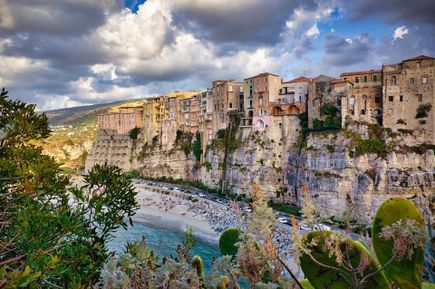 Felswand am Strand von Tropea in Kalabrien