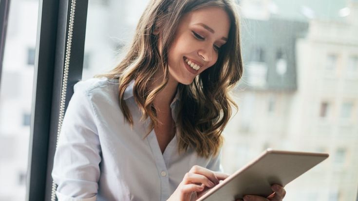 Frau im Business Look am Tablet