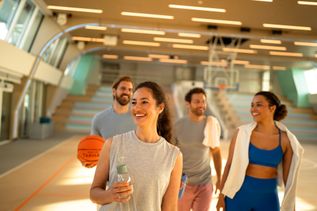 Gäste spazieren an Deck auf Mein Schiff Flow