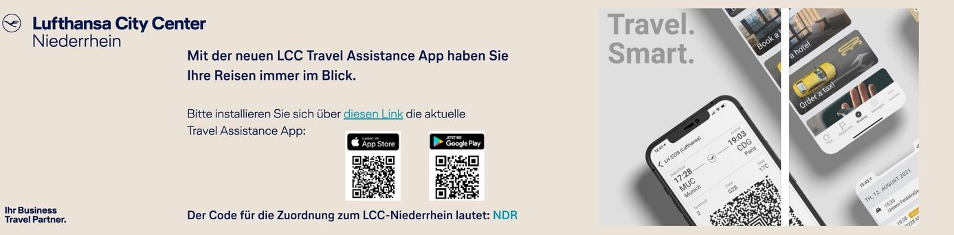 Werbegrafik für die LCC Travel Assistance App des Lufthansa City Center Niederrhein. Links stehen Informationen zur App-Installation, ein Hinweis auf den Zuordnungscode ‚NDR‘ sowie QR-Codes für App Store und Google Play. Rechts sind Smartphone-Darstellungen mit Beispielen der App-Oberfläche wie Flugdetails, Bordkarte und Buchungsfunktionen mit dem Slogan ‚Travel. Smart.‘.