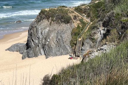 Treppe zum Strand die über Klippen führt