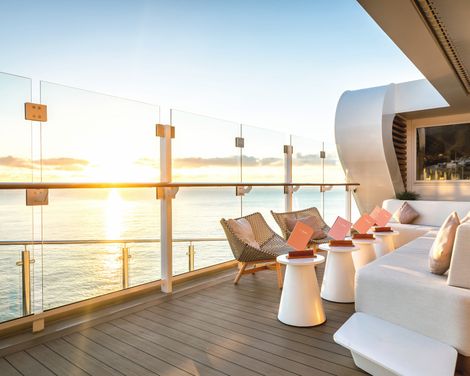 Hohe Luft Bar bei Sonnenuntergang auf der Mein Schiff 7
