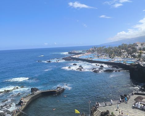 Blick über die Strandpromenade und die Meerwasserpools auf Teneriffa
