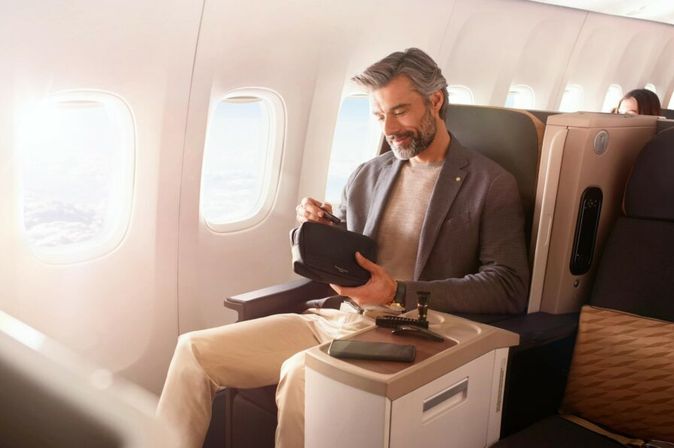 Geschäftsreisender im Flugzeug lächelt © Turkish Airlines