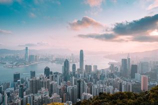Blick auf Skyline von Küstenstadt Hongkong in China
