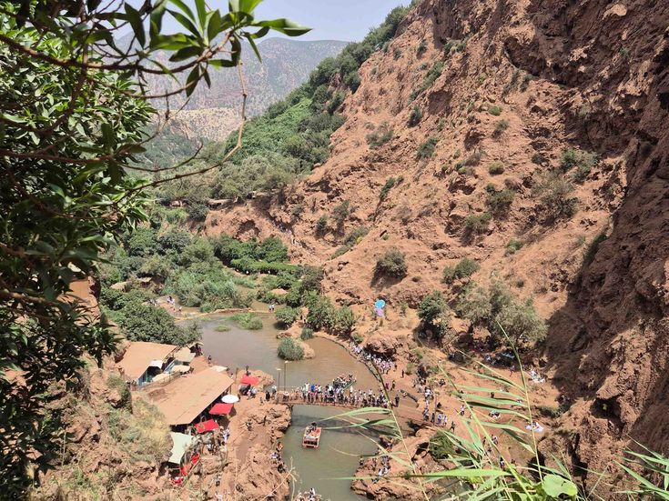Kleiner Fluss zwischen Felsen mit Passagierbooten 