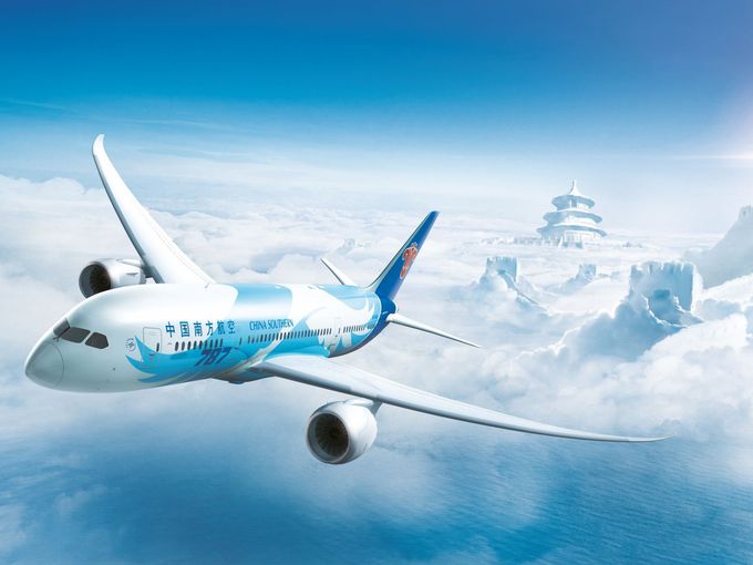 China Southern Boeing 787 fliegt über Wolken, im Hintergrund chinesische Bauwerke.