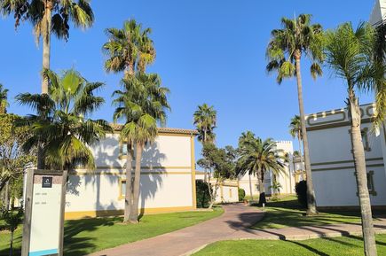 Gang durch die Clubanlage und Gärten