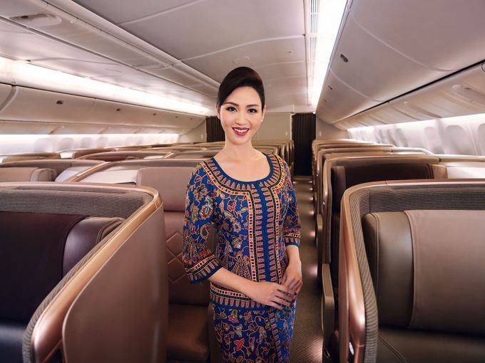 Singapore Airlines Stewardess in der B777 Business Class