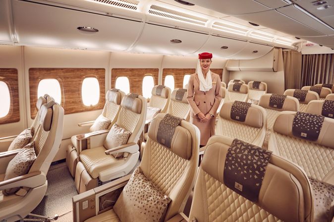 Stewardess in der Premium Economy an Bord eines Emirates Flugzeugs