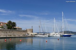 Hafen mit Mauer und Yachten auf der Insel Sardinien