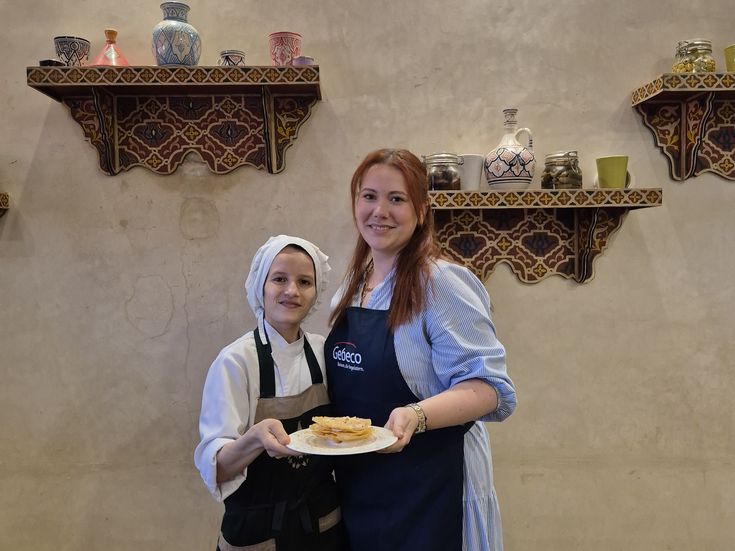 Tamara Thiemann und ihre Kochpartnerin mit einem Gericht in der Hand