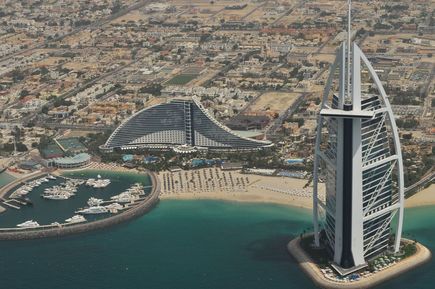 Blick auf Dubai und Meer von oben