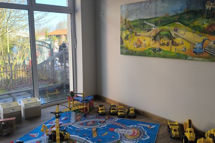 Spielzimmer mit Baggern und Spielteppich