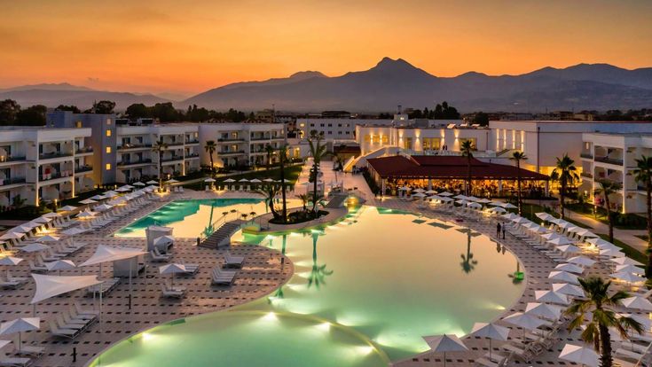 Poolanlage des Aldiana Clubs Calabria bei Sonnenuntergang