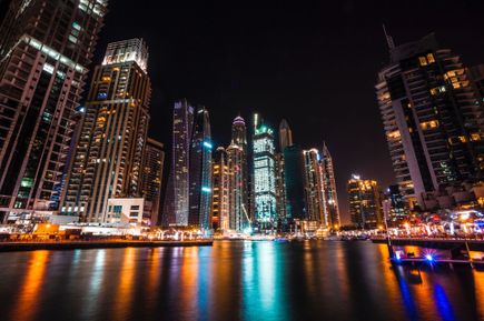 Skyline Blick auf Dubai Marina bei Nacht