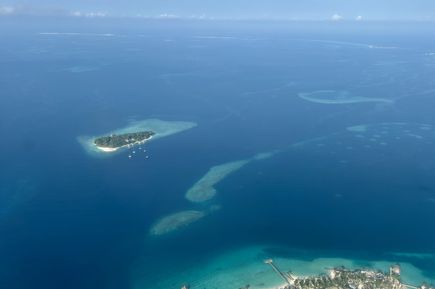 Blick aus dem Wasserflugzeug auf die Hotelinsel