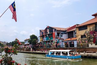 Boot im Fluss von Küstenstadt Melakka, die schönste Stadt Malaysias