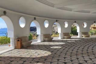 Rondell in Kallithéa Therme mit Blick auf Meer