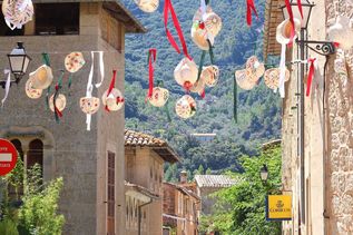 geschmückte Straße in Kleinstadt von Mallorca
