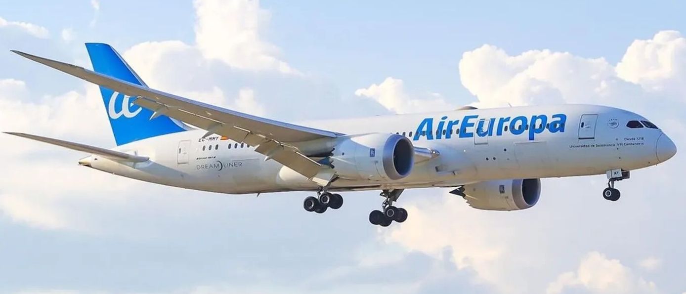 Air Europa Boeing 787 Dreamliner im Steigflug vor blauem Himmel, Langstreckenflüge nach Südamerika und Südafrika