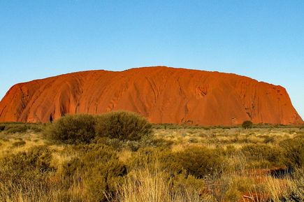 Berg und Steppe im Uluru-Kata Tjuta-Nationalpark
