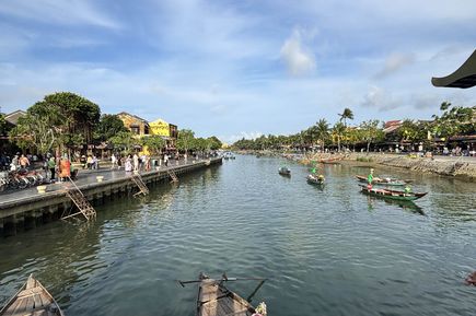 Kleine Holzboote auf einem Fluss in Hoi An