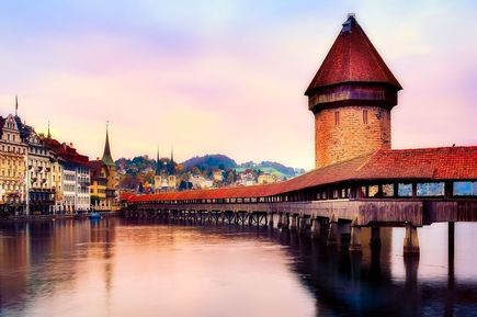 Kapellbrücke und Wasserturm in Luzern am Vierwaldstättersee, Schweiz